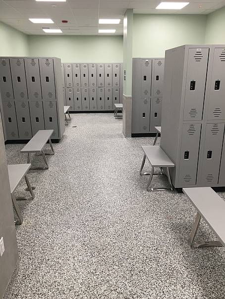 Flake floor in a locker room